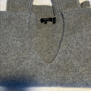 Theory women’s gray cashmere v neck sweater